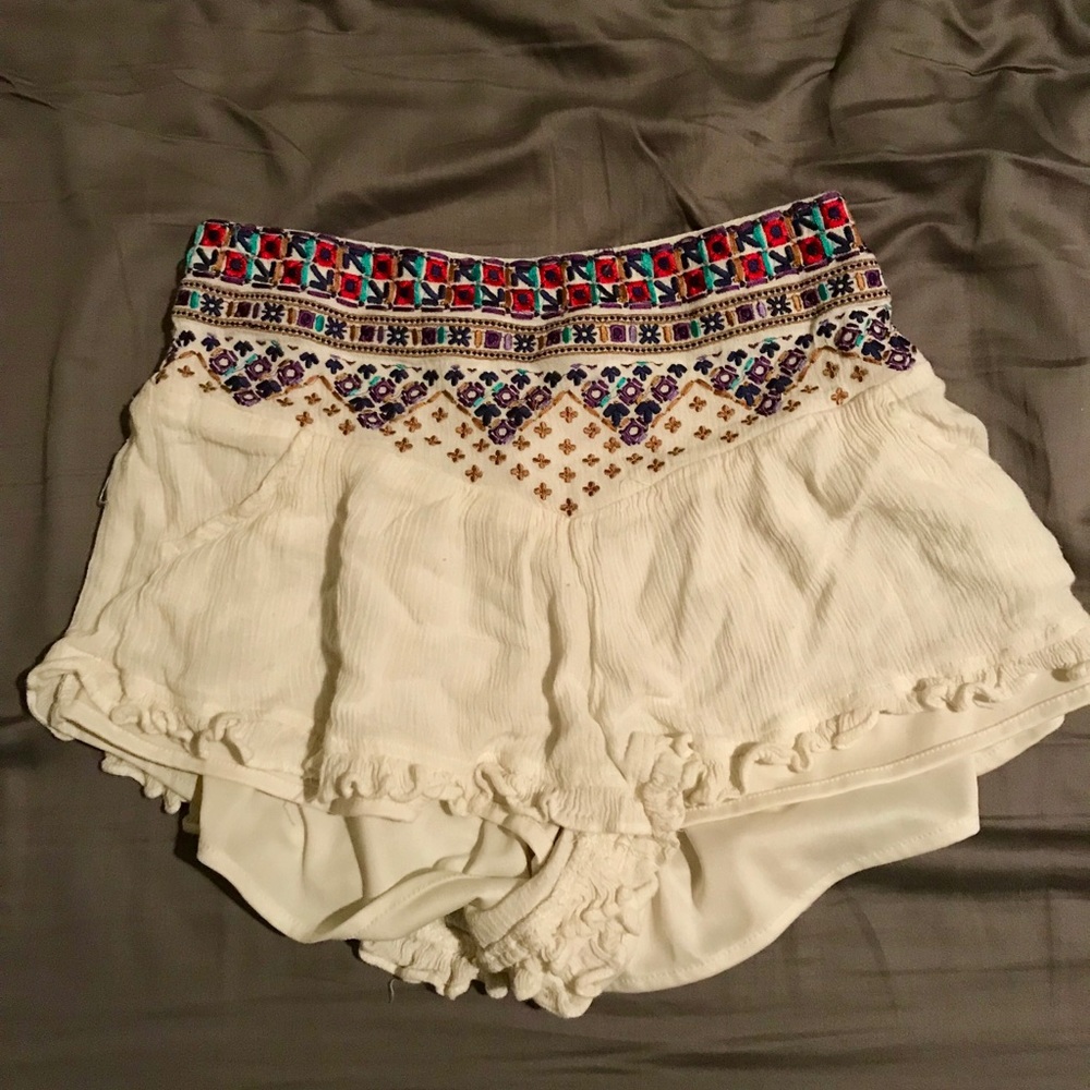 URBAN OUTFITTERS- LA HEARTS EMBROIDERED SHORTS